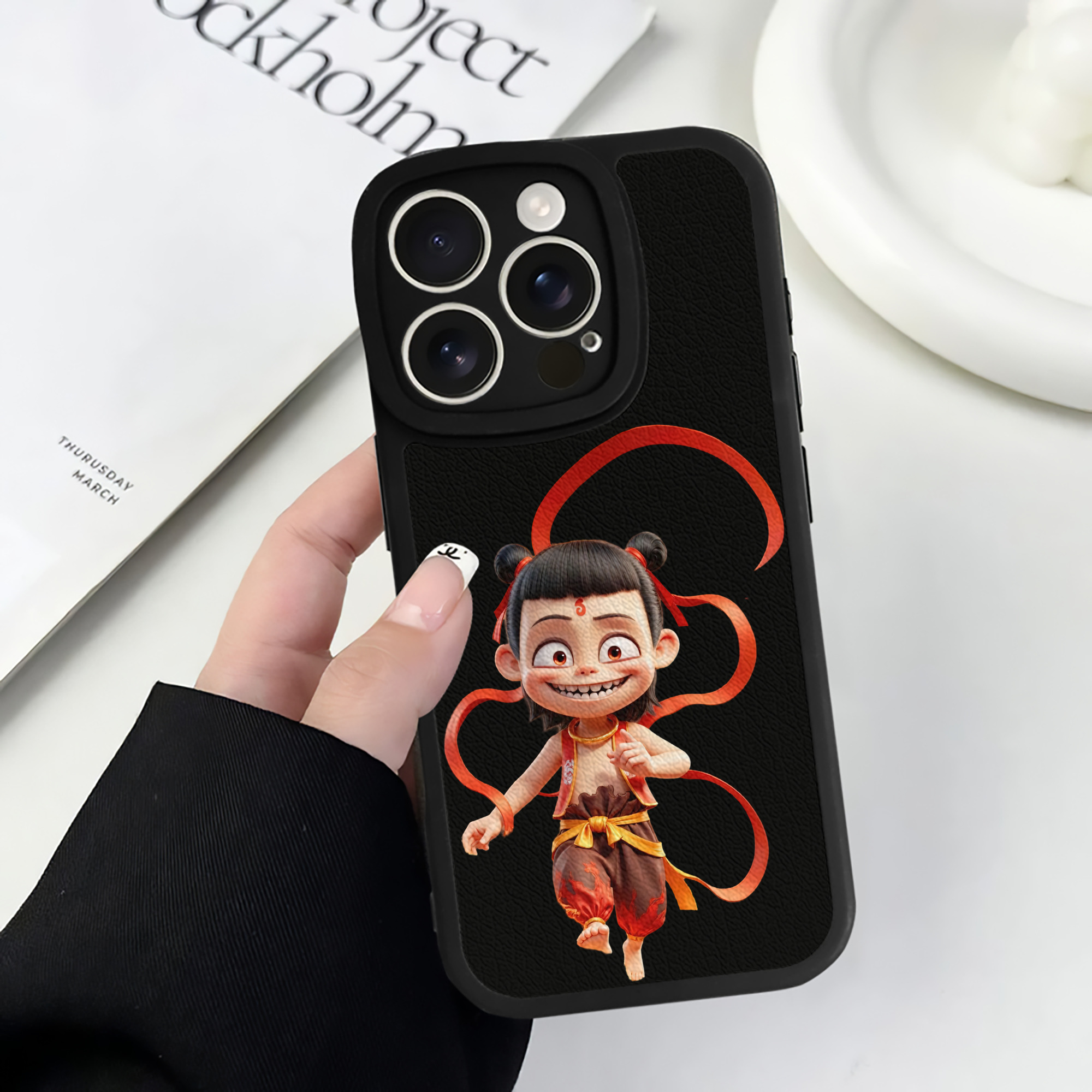 （画像用） Ne Zha 2 ナタ 魔童の大暴れ 【iPhone 16シリーズ対応】シリコンスマホケース（レザー調） 材質：シリコン